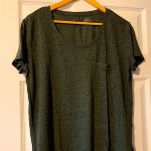 Old Navy green heathered pocket boyfriend tee med